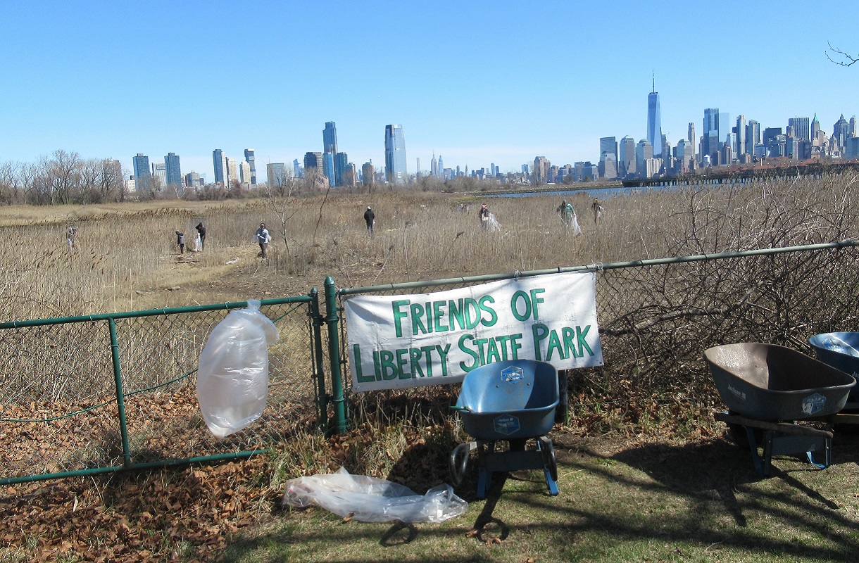 27a limpieza anual de pantanos salados de Friends of Liberty State Park