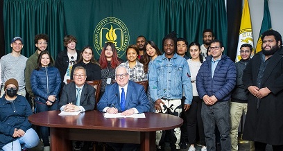 https://www.hccc.edu/news-media/resources/images/042622-msu-signing-thumb.jpg