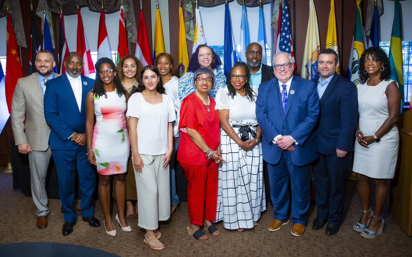 Foto de grupo en el retiro anual de verano de Diversidad, Equidad e Inclusión (DEI) de la universidad